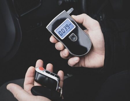 SMARTPHONE BREATHALYSER APPS VS PROFESSIONAL DEVICES